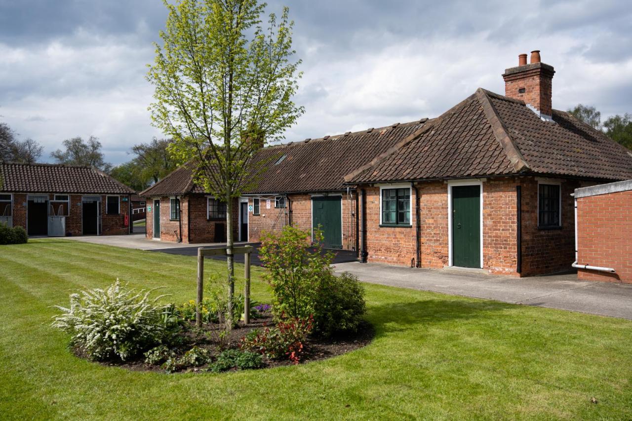 The Stable Suite At York Racecourse Extérieur photo