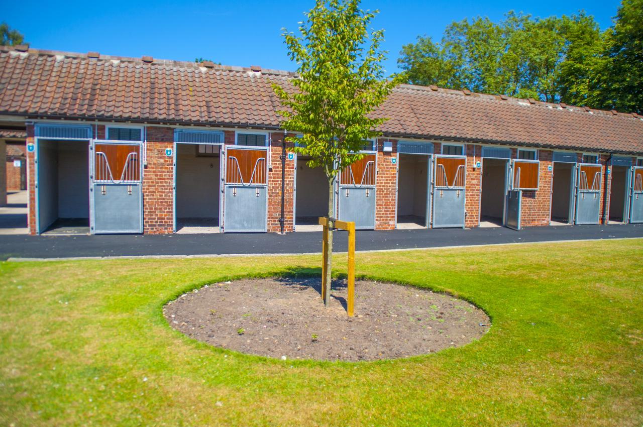 The Stable Suite At York Racecourse Extérieur photo