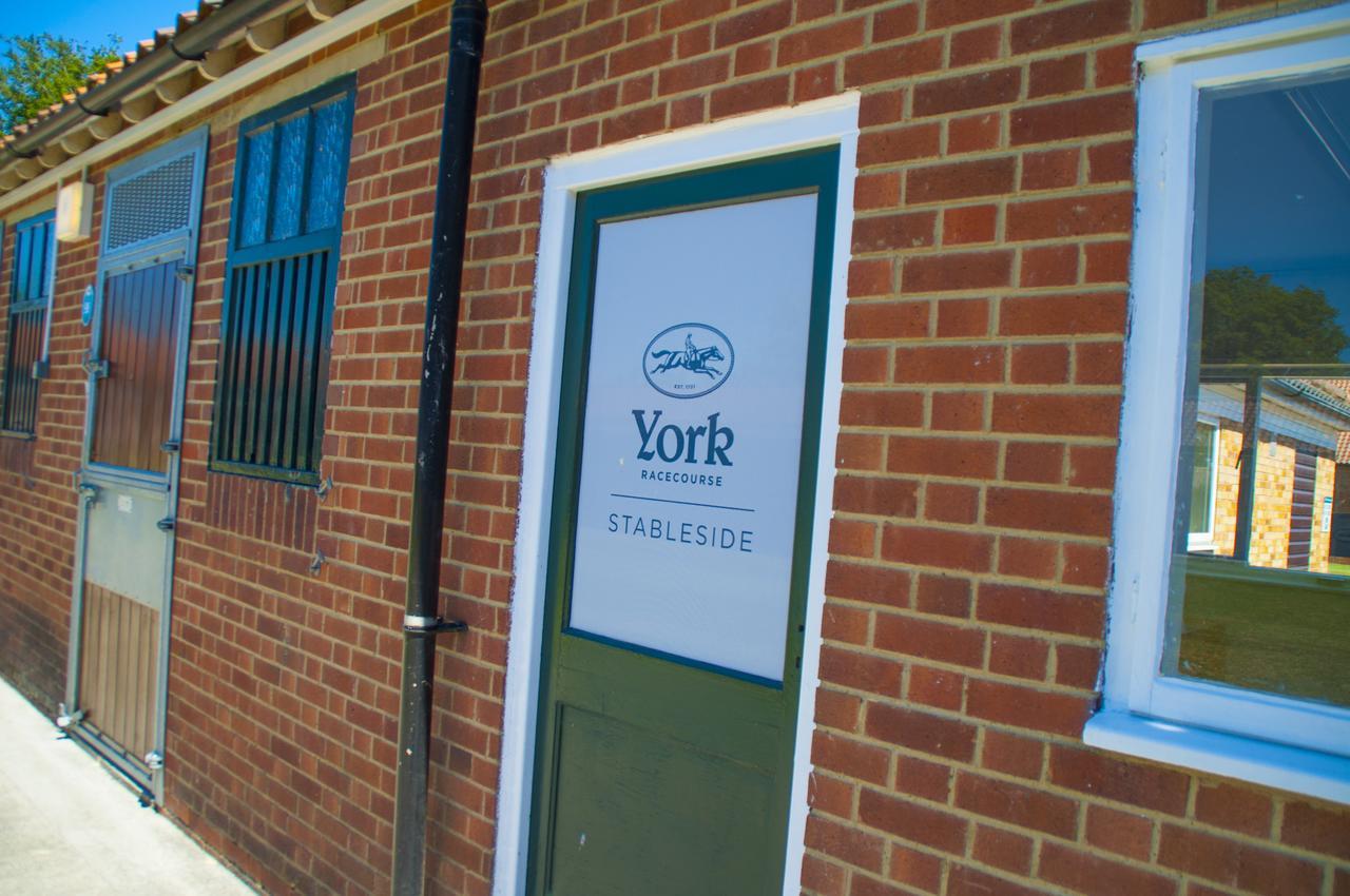 The Stable Suite At York Racecourse Extérieur photo